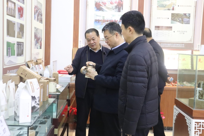 圖為調研組在企業產品展覽室了解中藥材開發等情況。 圖為調研組在企業產品展覽室了解中藥材開發等情況。