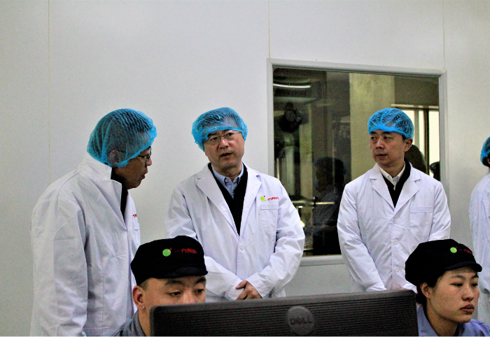 圖為調研組在企業生產車間了解企業生產情況。 圖為調研組在企業生產車間了解企業生產情況。