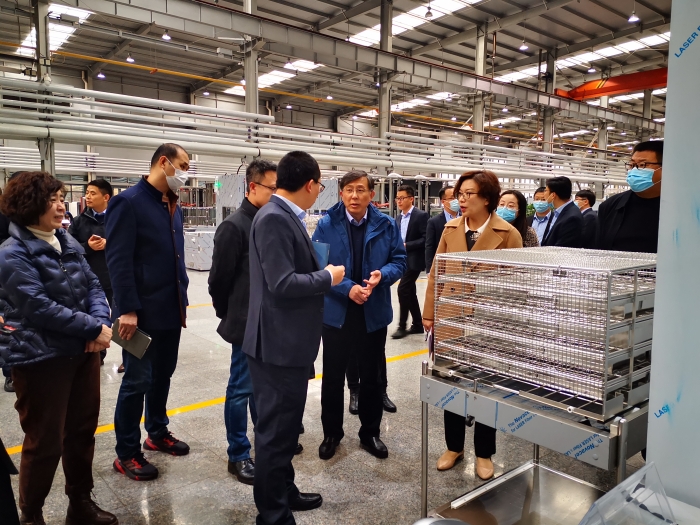 圖為審評團隊在企業(yè)進行實地審核。 圖為審評團隊在企業(yè)進行實地審核。