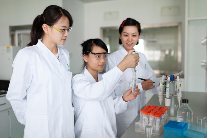 圖為工作人員開展非法添加檢驗工作。 程巧鴛 供圖 圖為工作人員開展非法添加檢驗工作。 程巧鴛 供圖