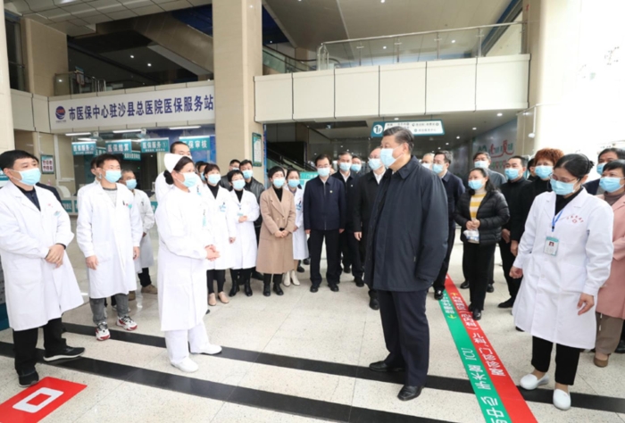 3月22日至25日，中共中央總書記、國家主席、中央軍委主席習近平在福建考察。這是23日上午，習近平在三明沙縣總醫院住院樓一層大廳，聽取醫改情況介紹。新華社記者 王曄