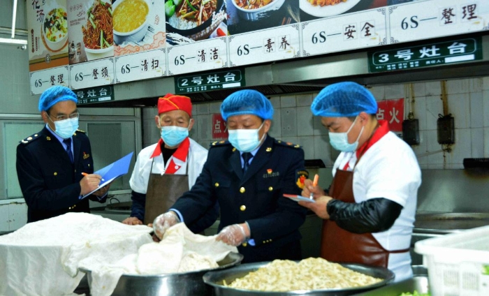 圖為4月7日,執法人員在檢查某學校食堂操作間衛生。 圖為4月7日,執法人員在檢查某學校食堂操作間衛生。