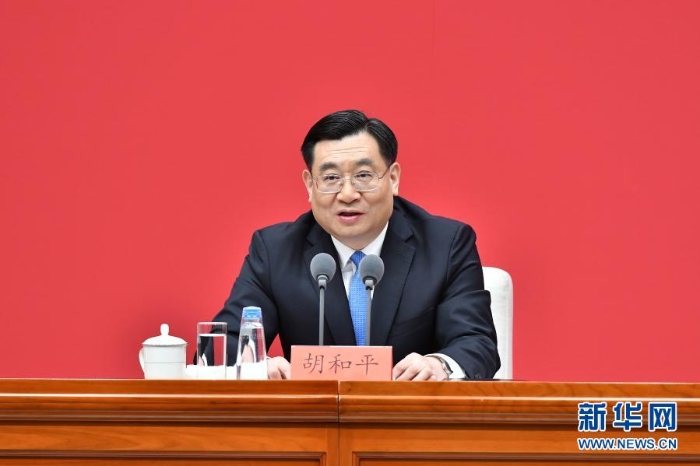 　3月23日，中共中央在北京舉行新聞發布會，介紹中國共產黨成立100周年慶祝活動有關情況，并答記者問。這是中宣部副部長、文化和旅游部部長胡和平在發布會上介紹有關情況。新華社記者 李鑫 攝