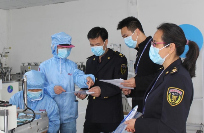 圖為該局執(zhí)法人員深入大營鎮(zhèn)一家口罩生產(chǎn)廠家檢查產(chǎn)品質(zhì)量并進行現(xiàn)場指導(dǎo)。