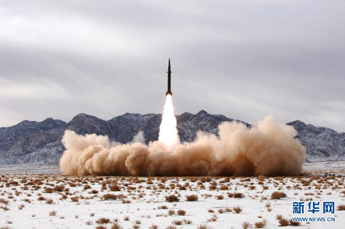 火箭軍在戈壁訓(xùn)練場(chǎng)組織實(shí)戰(zhàn)化訓(xùn)練，進(jìn)行實(shí)彈發(fā)射（資料照片）。新華社發(fā)（王杰 攝）