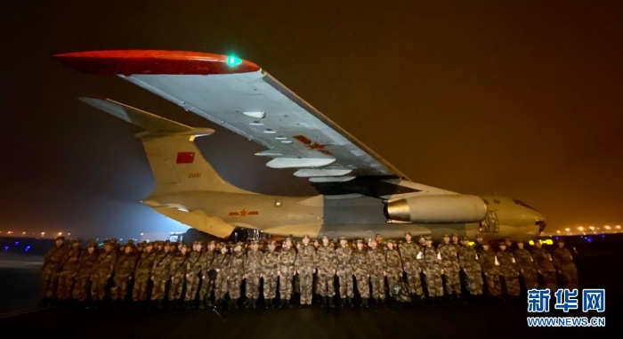 2020年1月24日晚，由陸軍軍醫(yī)大學(xué)抽調(diào)精干醫(yī)務(wù)人員，組建的150人醫(yī)療隊(duì)連夜從重慶出發(fā)，飛赴武漢支援抗擊新冠肺炎疫情。這是醫(yī)療隊(duì)在重慶江北國(guó)際機(jī)場(chǎng)停機(jī)坪集結(jié)。新華社發(fā)