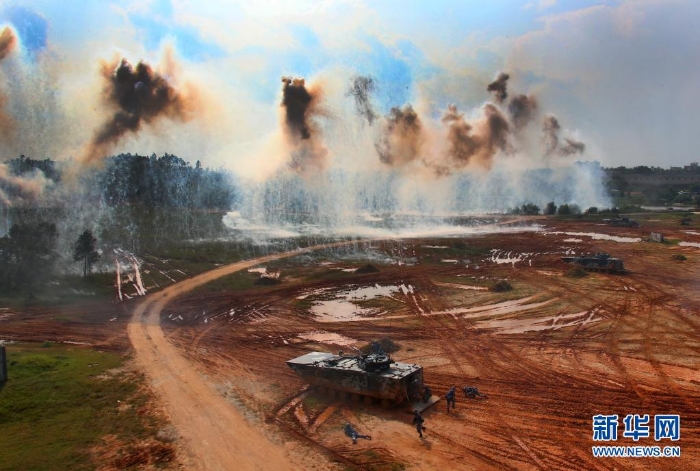 2016年9月14日，在“海上聯(lián)合-2016”軍事演習(xí)中，中俄海軍陸戰(zhàn)隊(duì)混編陸戰(zhàn)分隊(duì)對(duì)島礁防御之“敵”發(fā)起進(jìn)攻。新華社記者 查春明 攝