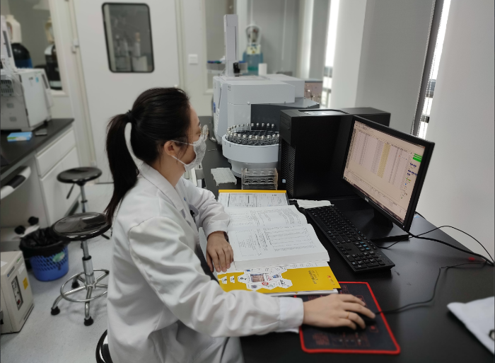 圖為工作人員正在檢測植物精油中的致敏風險成分。肖樹雄