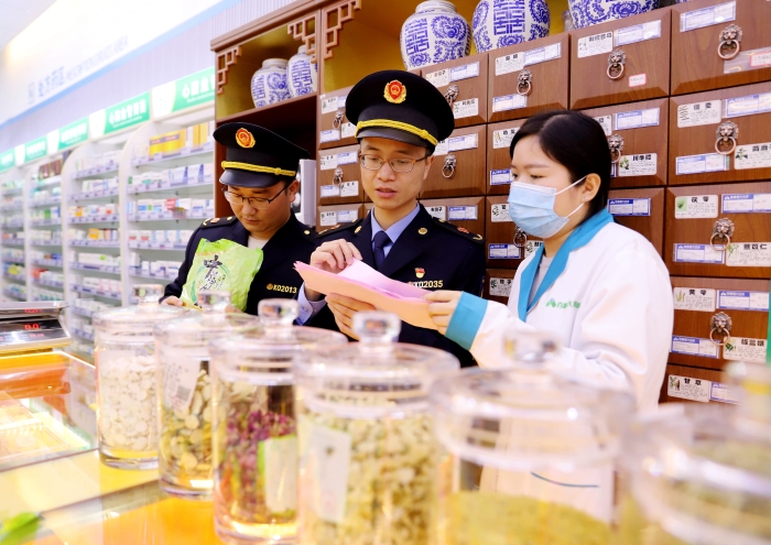 圖為5月11日該局執(zhí)法人員在一家藥店現(xiàn)場核查中藥飲片購進(jìn)驗(yàn)收記錄。