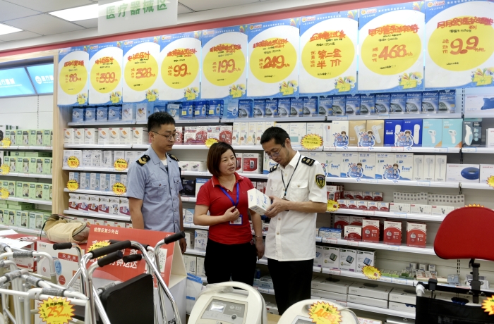 圖為該局執法人員在一家藥店檢查醫療器械。