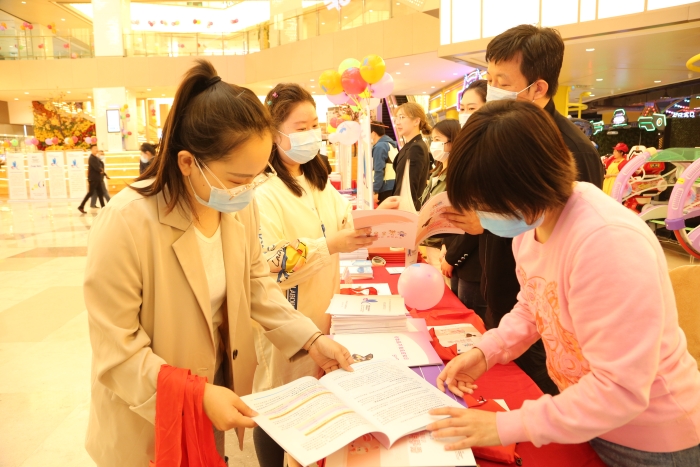 圖為工作人員向市民發放用妝安全科普宣傳資料