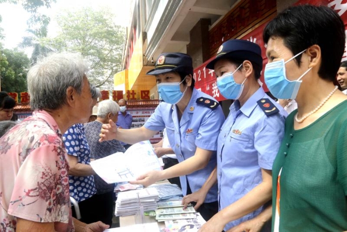 圖為該局向群眾發(fā)放科普宣傳材料。