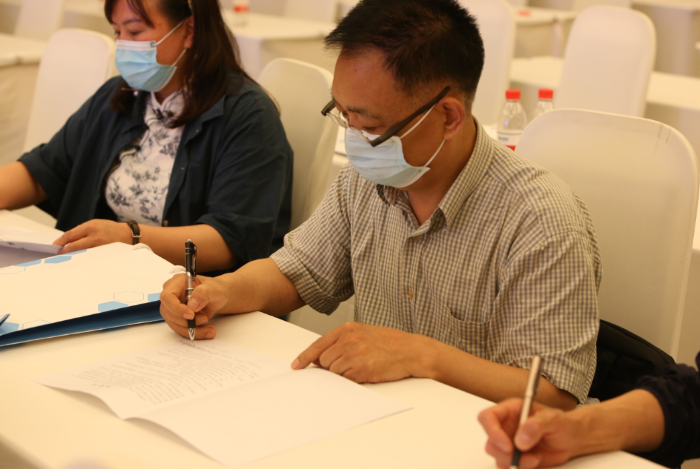 圖為北京50家醫(yī)療器械生產(chǎn)企業(yè)法定責(zé)任人與北京市藥監(jiān)局第一分局簽訂《醫(yī)療器械生產(chǎn)企業(yè)質(zhì)量安全管理承諾書(shū)》。