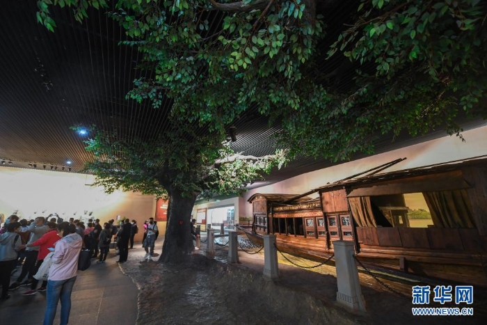 游客參觀南湖革命紀(jì)念館（2020年10月28日攝）。新華社記者 徐昱 攝