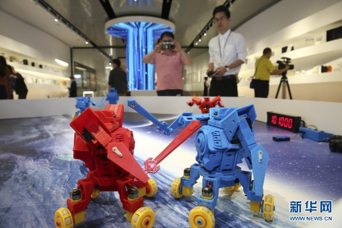 在廣東工業(yè)設計城創(chuàng)新科技館，工作人員在展示機器人“速斗無人區(qū)”（4月19日攝）。新華社記者 殷剛 攝