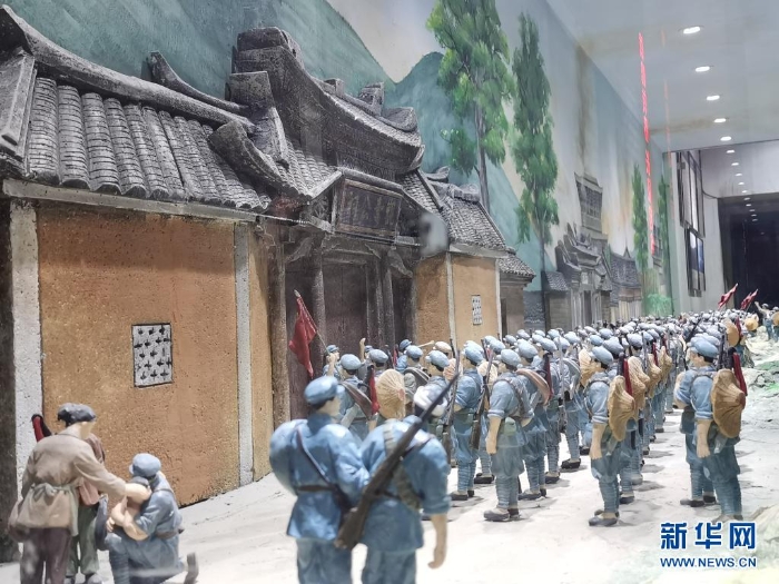 這是在福建省長汀縣中復(fù)村拍攝的紅軍長征出發(fā)動(dòng)員會(huì)微型雕塑(4月27日攝)。新華社記者秦宏攝 這是在福建省長汀縣中復(fù)村拍攝的紅軍長征出發(fā)動(dòng)員會(huì)微型雕塑(4月27日攝)。新華社記者秦宏攝