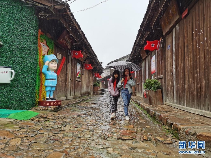 這是位于福建龍巖長汀縣中復(fù)村紅軍街(4月27日攝)。新華社記者秦宏攝 這是位于福建龍巖長汀縣中復(fù)村紅軍街(4月27日攝)。新華社記者秦宏攝