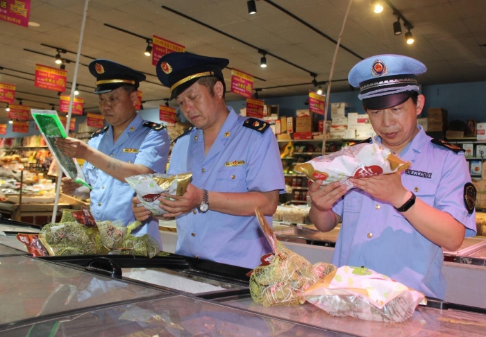 圖為該局執法人員在一超市檢查粽子包裝及標簽標識。