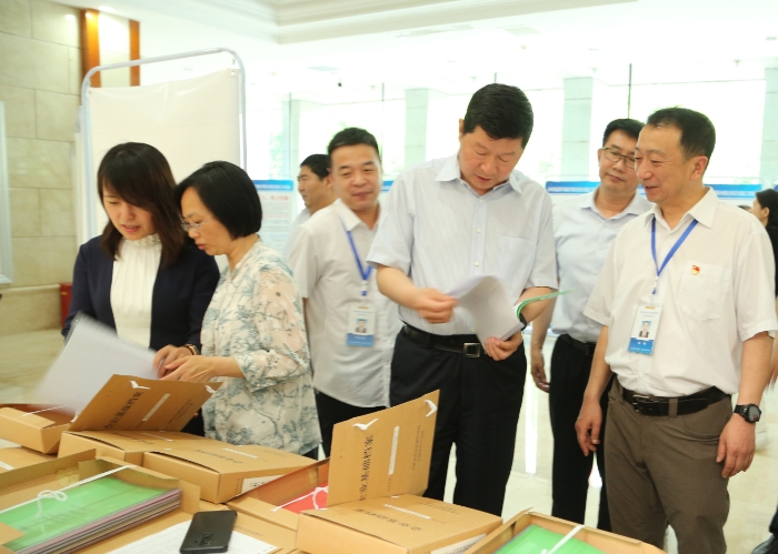 圖為吉林省藥監(jiān)局領(lǐng)導(dǎo)查看吉林檢查分局規(guī)范化建設(shè)工作檔案。