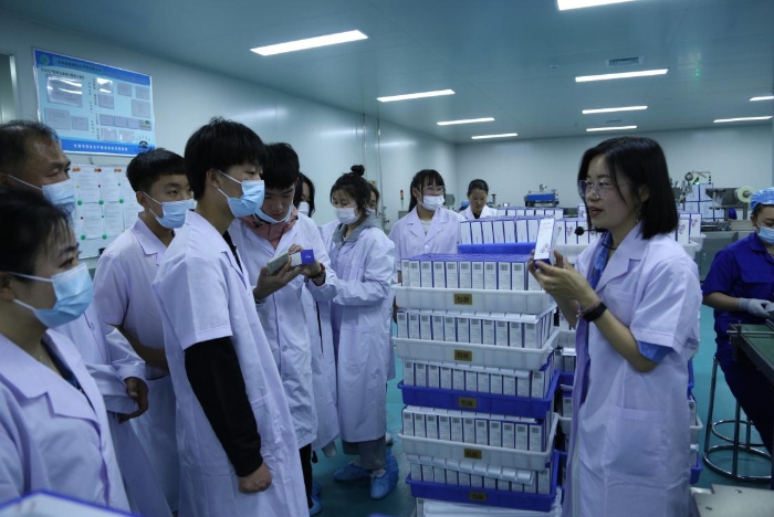 圖為化妝品生產企業公眾開放日暨科普大講堂活動。