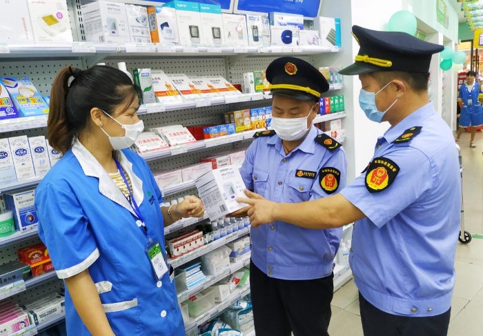 圖為執法人員在零食藥店檢查醫療器械的情形。