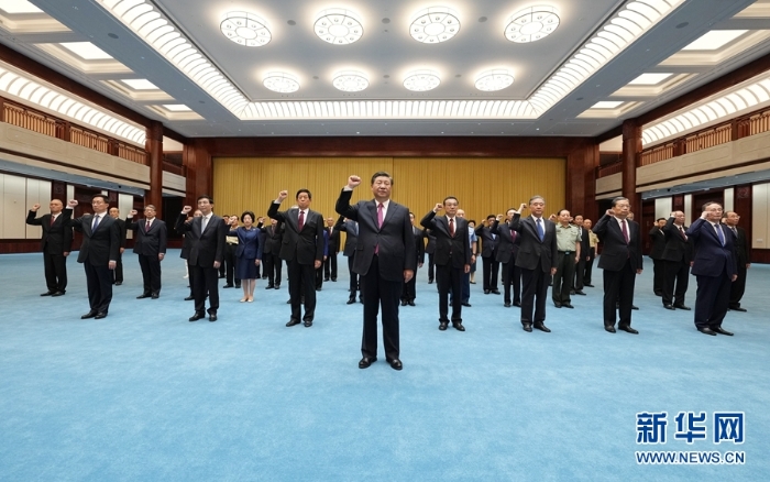 6月18日，黨和國家領導人習近平、李克強、栗戰書、汪洋、王滬寧、趙樂際、韓正、王岐山等在中國共產黨歷史展覽館參觀“‘不忘初心、牢記使命’中國共產黨歷史展覽”。這是參觀結束后，習近平帶領黨員領導同志一起重溫入黨誓詞。新華社記者 李學仁 攝