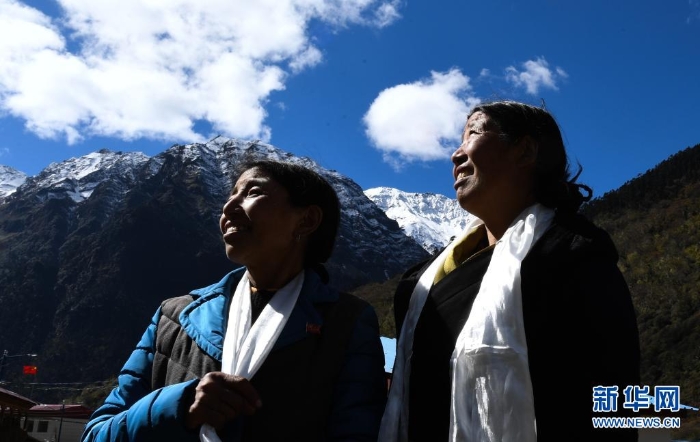 卓嘎（左）、央宗姐妹倆在一起（2017年10月29日攝）。新華社記者 普布扎西 攝