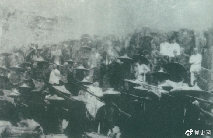 1926年7月9日，國(guó)民革命軍開(kāi)始北伐。兩天后，北伐軍的先頭部隊(duì)葉挺獨(dú)立團(tuán)攻占了長(zhǎng)沙。然后向武漢進(jìn)攻。一路上，迅猛發(fā)展的農(nóng)民運(yùn)動(dòng)有力地配合了北伐戰(zhàn)爭(zhēng)。在湖南、江西、湖北，農(nóng)民運(yùn)動(dòng)越來(lái)越引人注目。這是支援北伐戰(zhàn)爭(zhēng)的農(nóng)民自衛(wèi)軍。