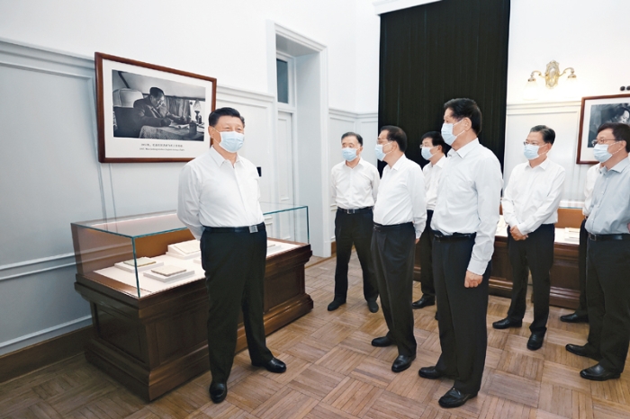 2021年6月25日，中共中央政治局就用好紅色資源、賡續紅色血脈舉行第三十一次集體學習。這次集體學習采取參觀和討論相結合的形式，這是習近平、李克強、栗戰書、汪洋、王滬寧、趙樂際、韓正等在中南海豐澤園參觀毛澤東同志故居。 新華社記者 鞠鵬/攝