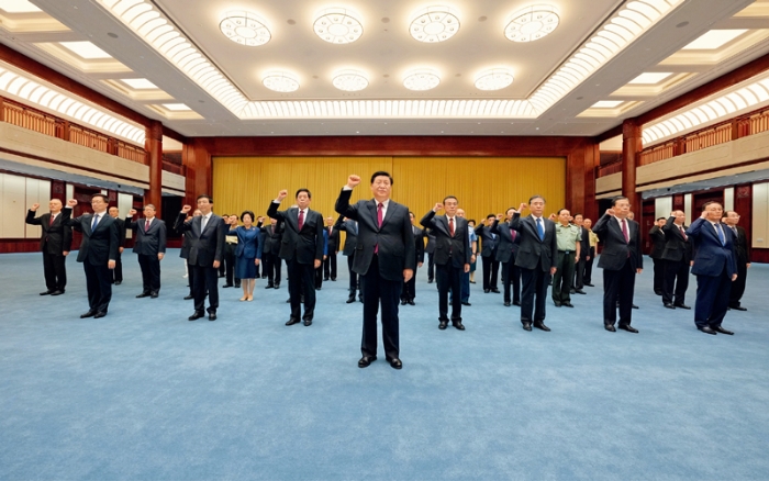 2021年6月18日，黨和國家領導人習近平、李克強、栗戰書、汪洋、王滬寧、趙樂際、韓正、王岐山等在中國共產黨歷史展覽館參觀“‘不忘初心、牢記使命’中國共產黨歷史展覽”。這是參觀結束后，習近平帶領黨員領導同志一起重溫入黨誓詞。 新華社記者 李學仁/攝