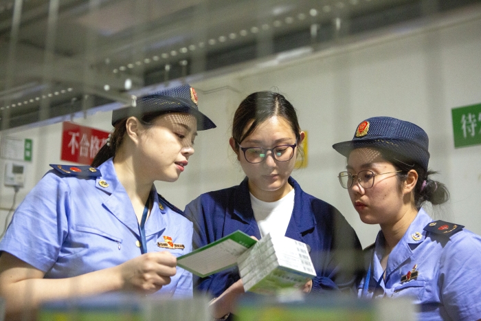 圖為該局執(zhí)法人員對(duì)特殊藥品庫存情況進(jìn)行現(xiàn)場核查。