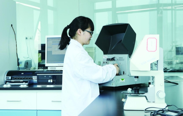 浙江省醫療器械檢驗研究院生物醫學光學重點實驗室的研究人員在進行接觸鏡透氧試驗。浙江省醫療器械檢驗研究院供圖