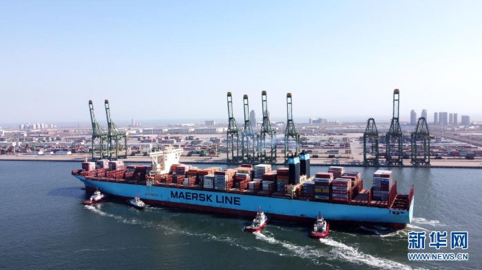 一艘載有集裝箱的貨輪駛入天津港碼頭（2月22日攝，無人機照片）。新華社記者 趙子碩 攝
