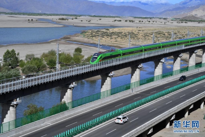 試運行的復興號列車行駛在雅魯藏布江畔（6月16日攝）。新華社記者 覺果 攝
