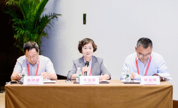 張祥建教授、牛俊英教授、林亞明教授共同主持論壇