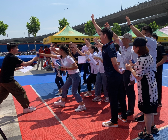 圖為現(xiàn)場(chǎng)群眾積極踴躍參與有獎(jiǎng)競(jìng)答。（齊桂榕 攝）