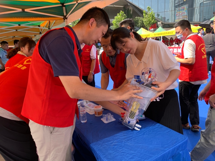 圖為山東省藥監(jiān)局工作人員為社區(qū)群眾介紹ECMO。（齊桂榕 攝）