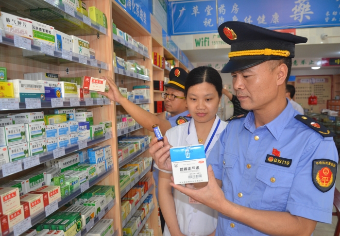 圖為7月20日執法人員在一家鄉鎮大藥店內檢查。 圖為7月20日執法人員在一家鄉鎮大藥店內檢查。