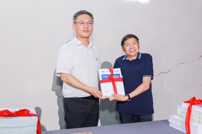 器審中心給中國醫療器械博物館贈書  器審中心供圖