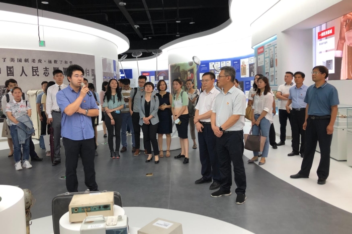 器審中心的審評員在給參觀人員介紹部分醫療器械產品。（蔣紅瑜攝）