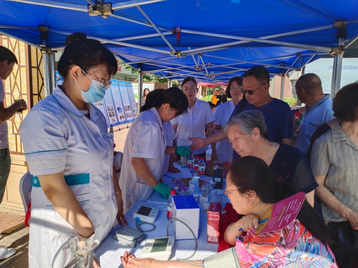 圖為甘肅省“醫療器械安全宣傳周”主題宣傳展覽活動專家咨詢現場