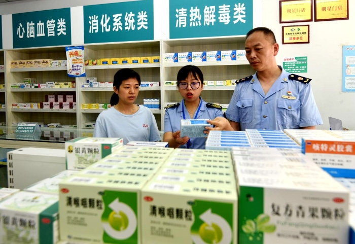 圖為執法人員在一家藥店檢查。