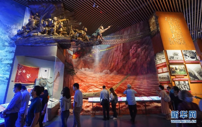觀眾在中國共產黨歷史展覽館“‘不忘初心、牢記使命’中國共產黨歷史展覽”上觀看飛奪瀘定橋展陳(7月15日攝)。 新華社記者 陳曄華 攝 觀眾在中國共產黨歷史展覽館“‘不忘初心、牢記使命’中國共產黨歷史展覽”上觀看飛奪瀘定橋展陳(7月15日攝)。 新華社記者 陳曄華 攝