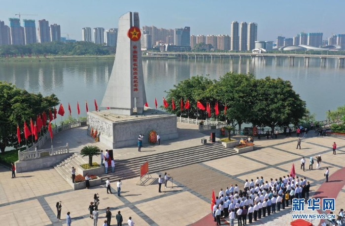 人們在江西省于都縣中央紅軍長征出發紀念碑前參加紀念活動(4月30日攝,無人機照片)。 新華社記者 萬象 攝 人們在江西省于都縣中央紅軍長征出發紀念碑前參加紀念活動(4月30日攝,無人機照片)。 新華社記者 萬象 攝