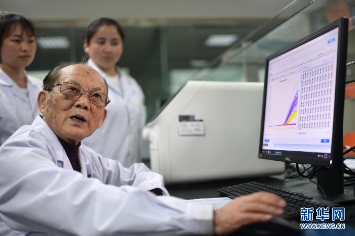吳天一(前)在青海西寧的實驗室內和學生討論(6月17日攝)。 新華社記者 張宏祥 攝 吳天一(前)在青海西寧的實驗室內和學生討論(6月17日攝)。 新華社記者 張宏祥 攝