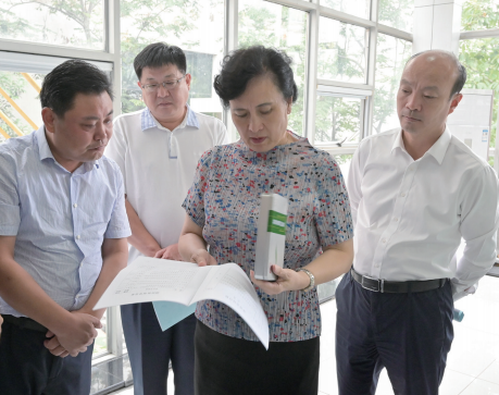 圖為臨沂市市場監管局局長黃杰（右一）等陪同中國科學院院士陳子江（右二）調研指導臨沂市藥物警戒工作。臨沂市市場監管局供圖