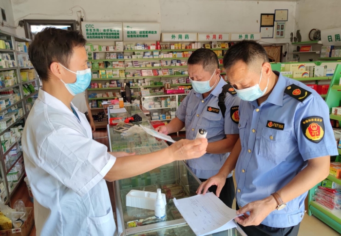 圖為8月9日執法人員在一家零售藥店檢查。