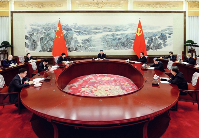 2020年12月24日至25日，中共中央政治局召開民主生活會，中共中央總書記習近平主持會議并發表重要講話。　新華社記者 鞠鵬/攝