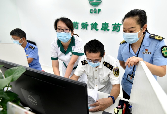 圖為執法人員對藥品零售單位銷售藥品后留存的處方和電子檔案進行核查。