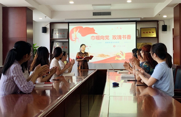 圖為山東省食品藥品審評查驗中心保化科集中開展讀書分享活動。